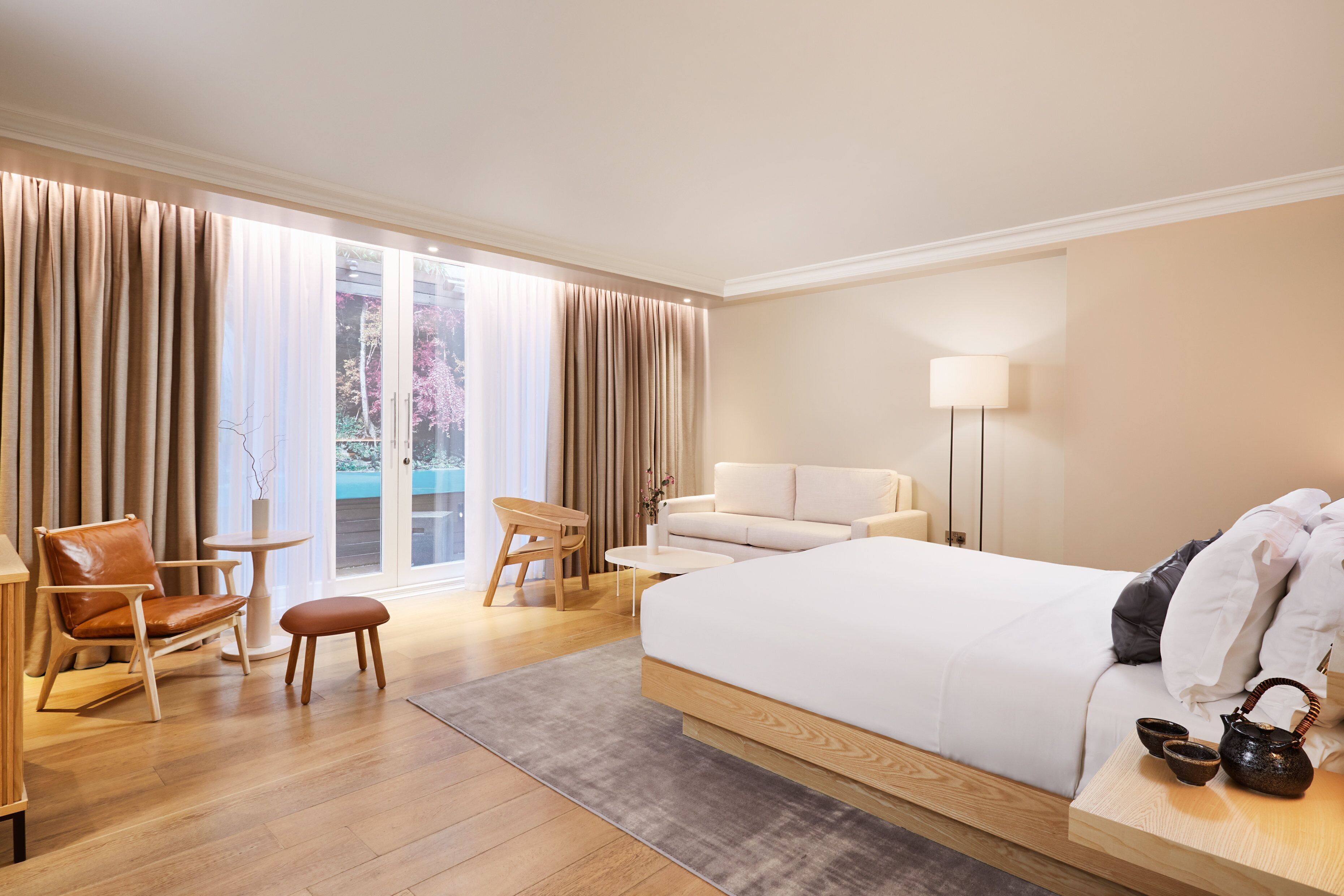 Hypo-allergenic bedding, minibar, in-room safe, desk