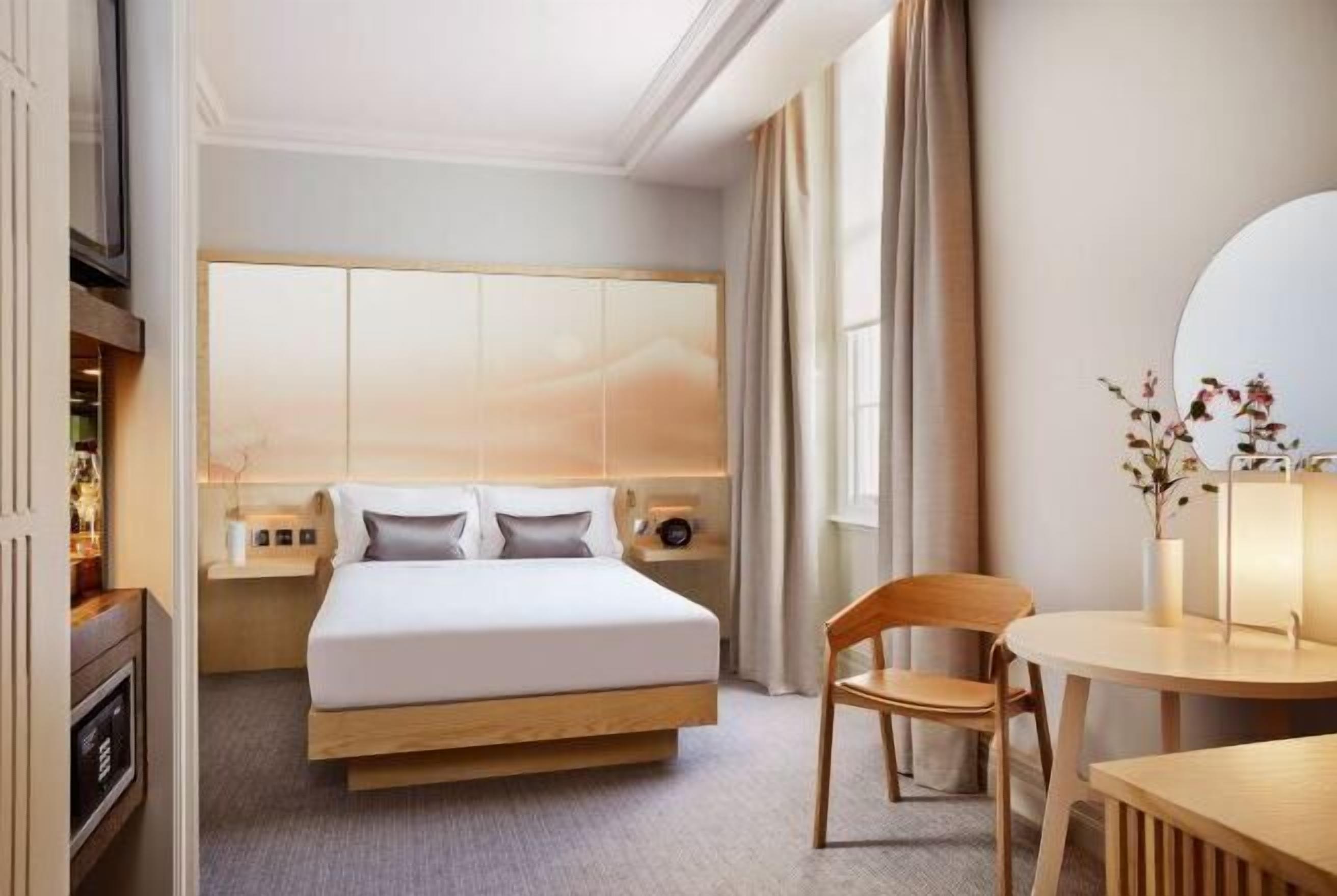 Hypo-allergenic bedding, minibar, in-room safe, desk