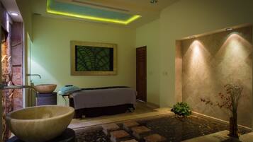 Salas de tratamiento para parejas y tina de hidromasaje