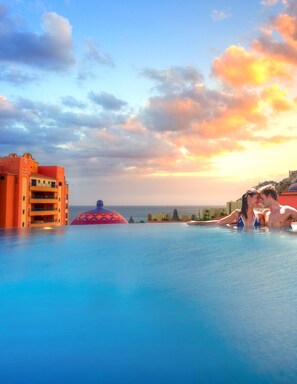 3 outdoor pools, pool umbrellas, sun loungers