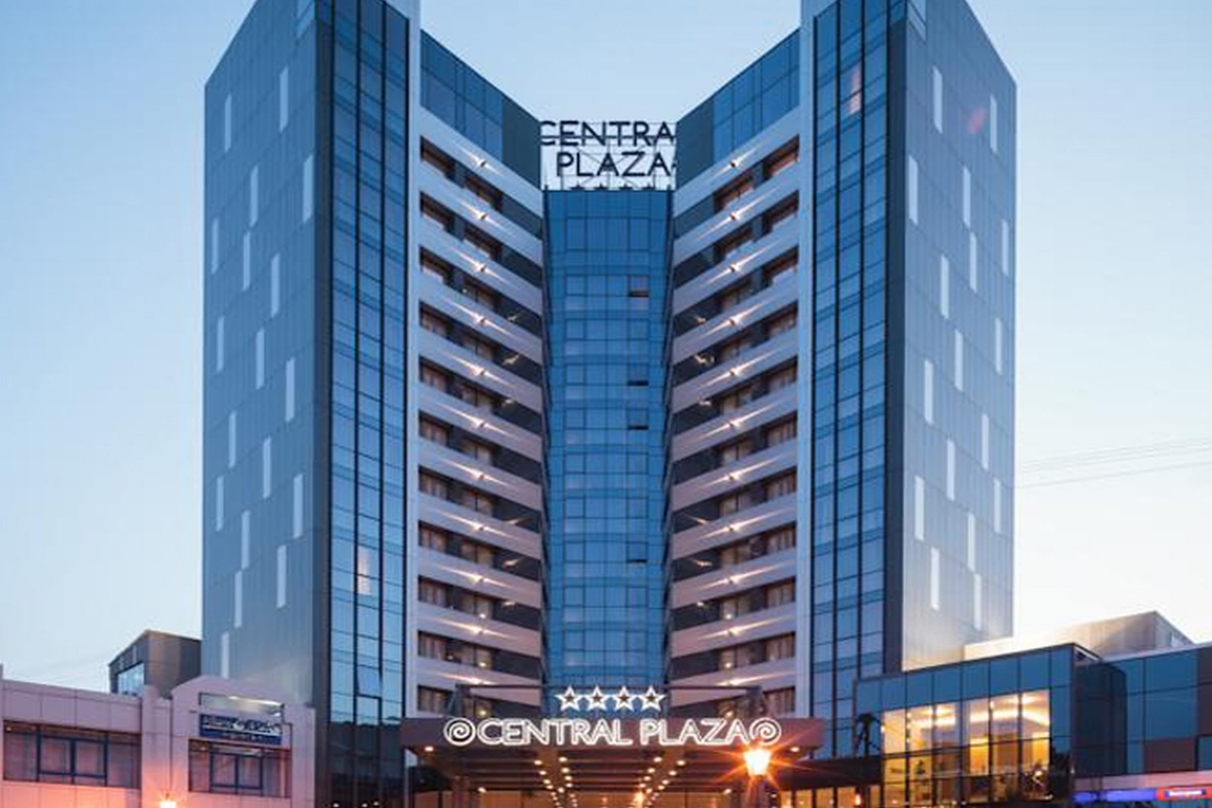 Un edificio moderno con el letrero "CENTRAL PLAZA" en la parte superior.