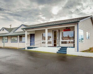 Exterior - Rodeway Inn Newport (Newport)