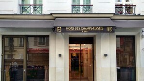 The entrance to HOTEL DES CHAMPS-ELYSEES with a glass door and a metal frame. - Hotel Des Champs Elysees (Paris)