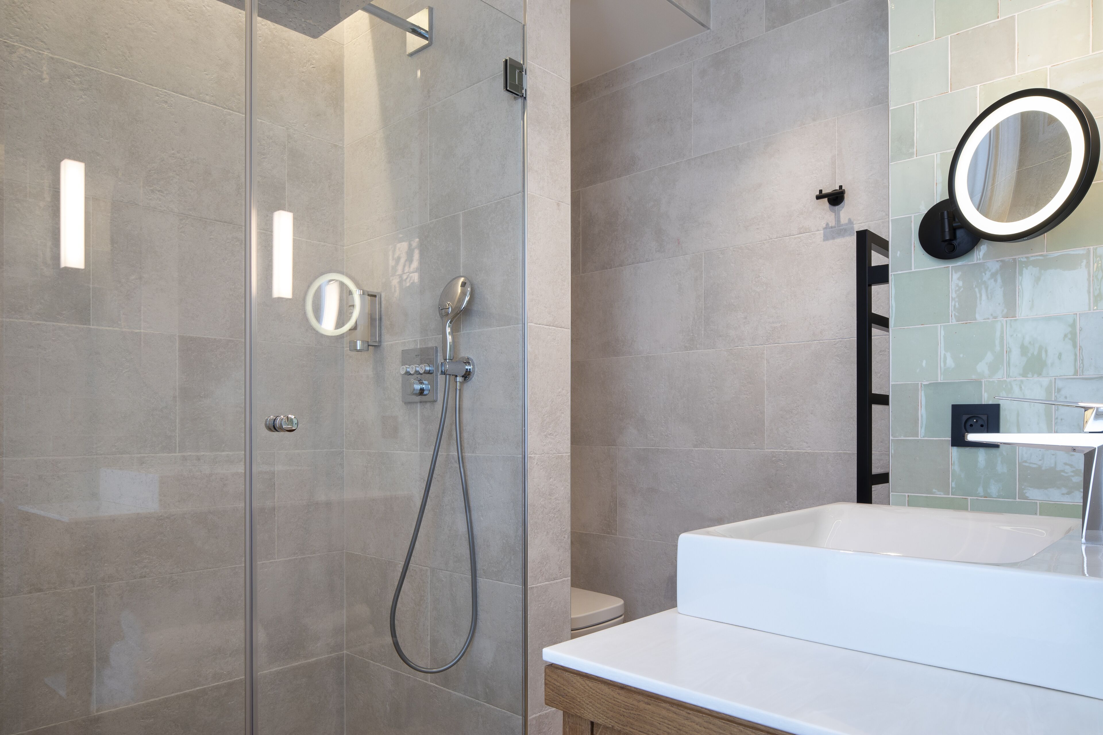 deluxe double or twin room | bathroom | hydromassage showerhead, hair dryer, bathrobes, slippers