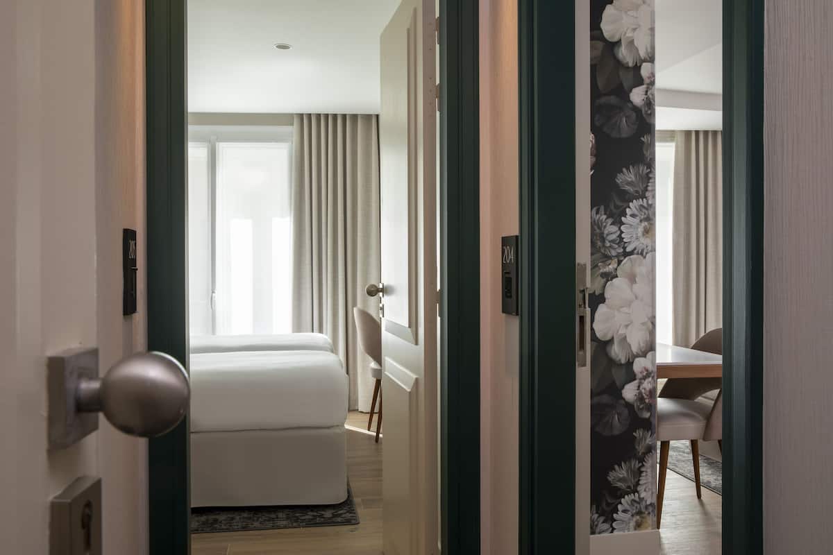 Une chambre d’hôtel avec un lit, une chaise et une table à manger.