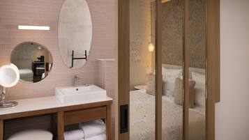 Privilege room | Bathroom | Hydromassage showerhead, hair dryer, bathrobes, slippers