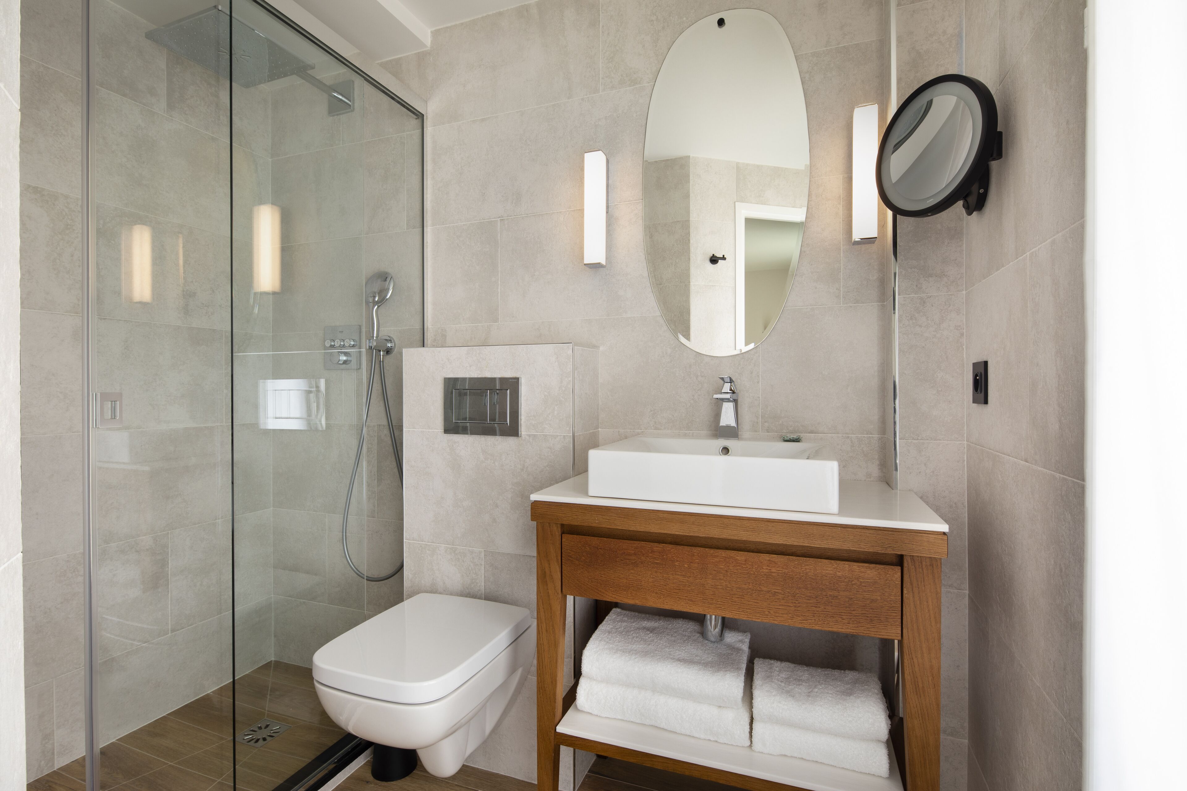 classic double room | bathroom | hydromassage showerhead, hair dryer, bathrobes, slippers