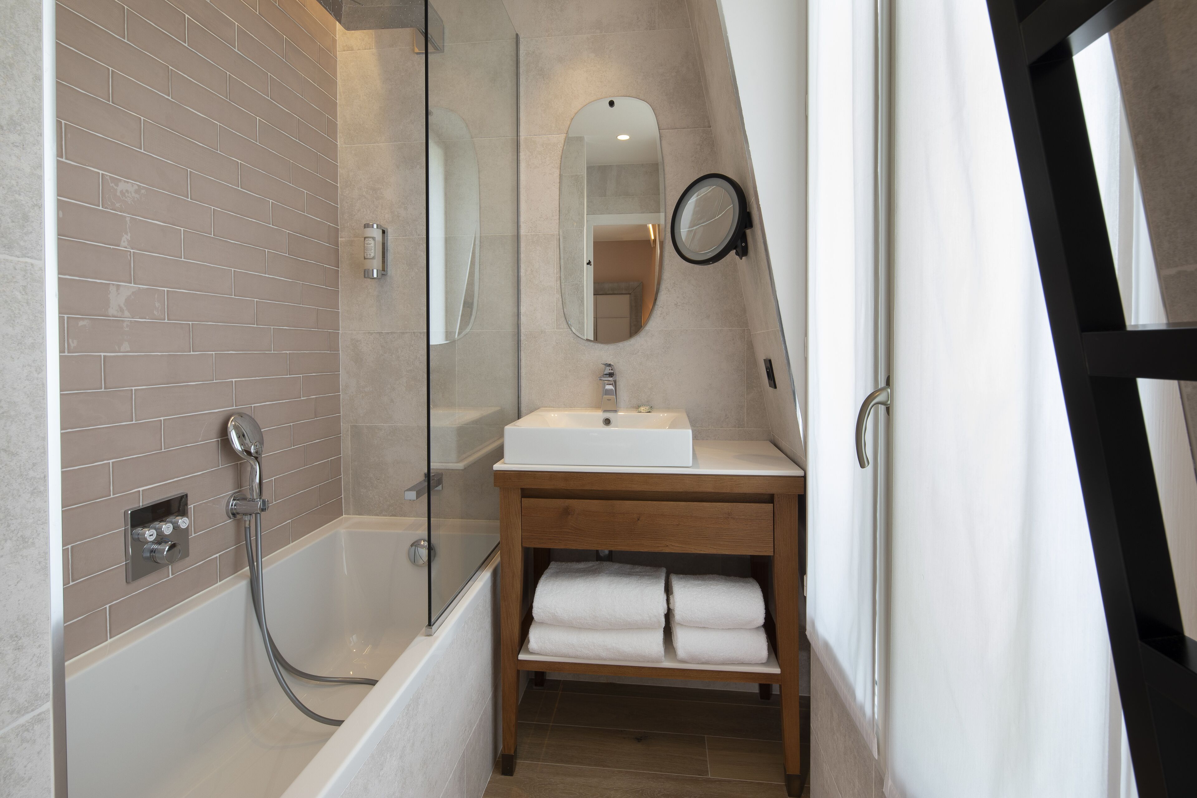 deluxe double or twin room | bathroom | hydromassage showerhead, hair dryer, bathrobes, slippers