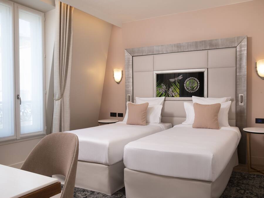 Artículos del minibar gratis y caja de seguridad en la habitación
