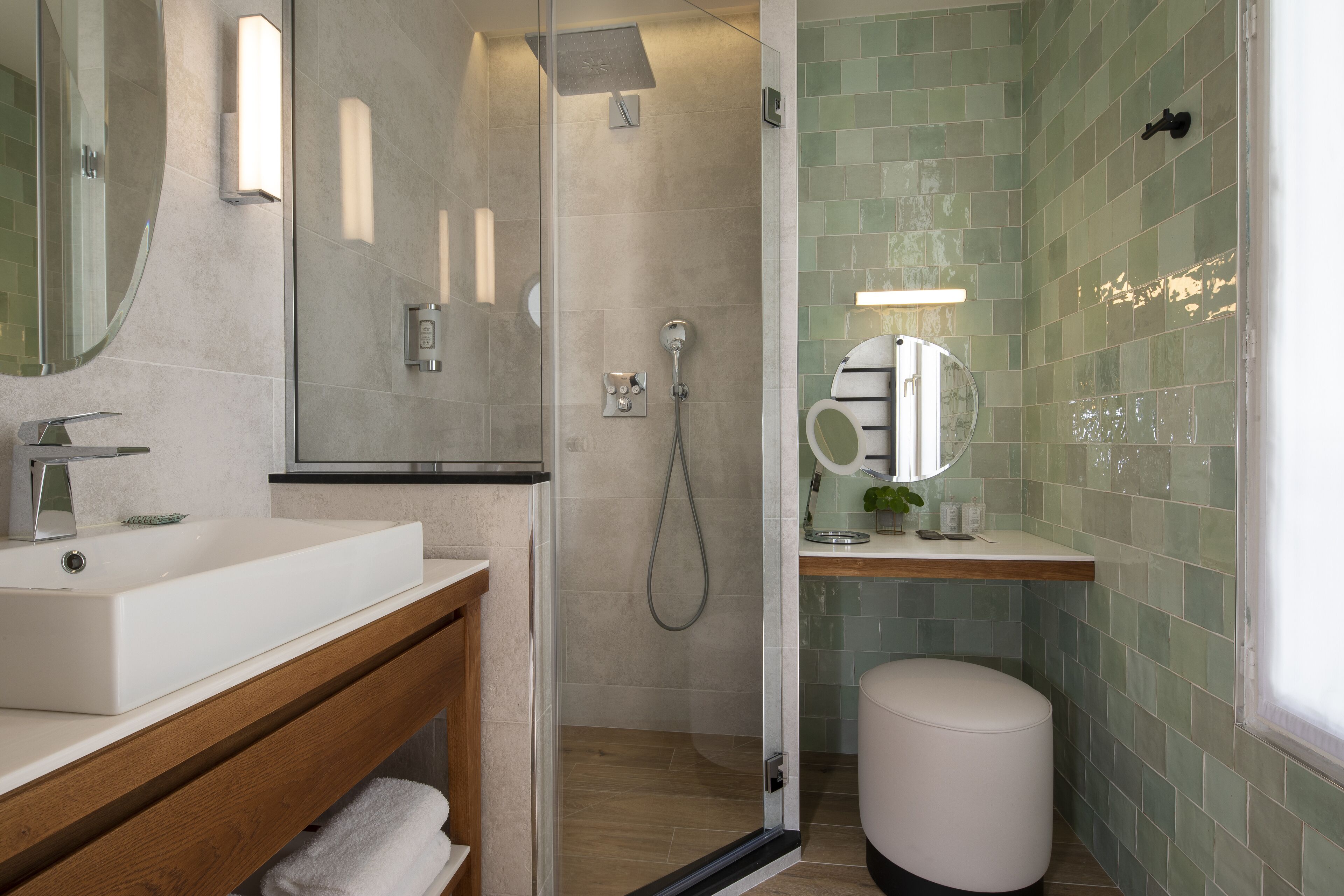 executive double room | bathroom | hydromassage showerhead, hair dryer, bathrobes, slippers