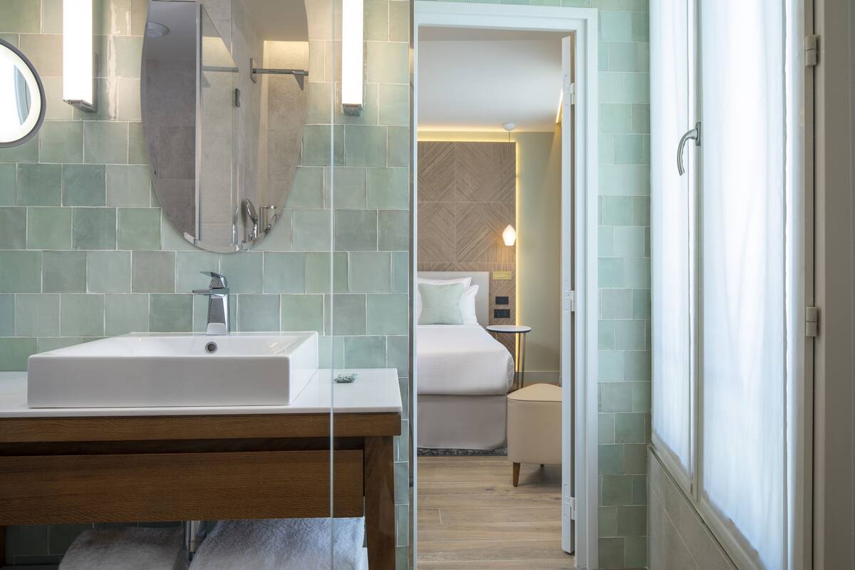 Chambre Deluxe Double ou avec lits jumeaux | Salle de bain | Douche hydromassante, sèche-cheveux, peignoirs, chaussons