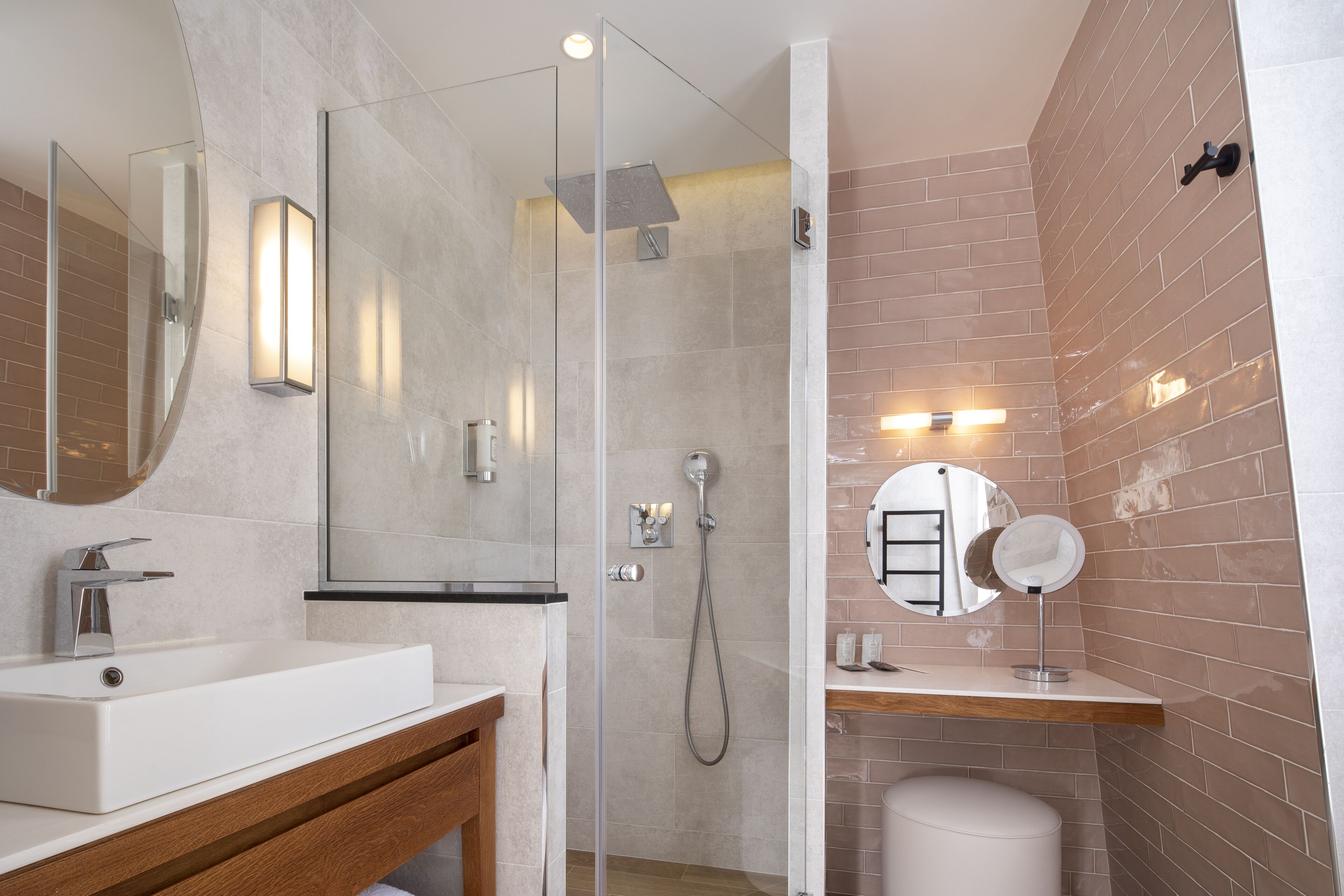 executive double room | bathroom | hydromassage showerhead, hair dryer, bathrobes, slippers