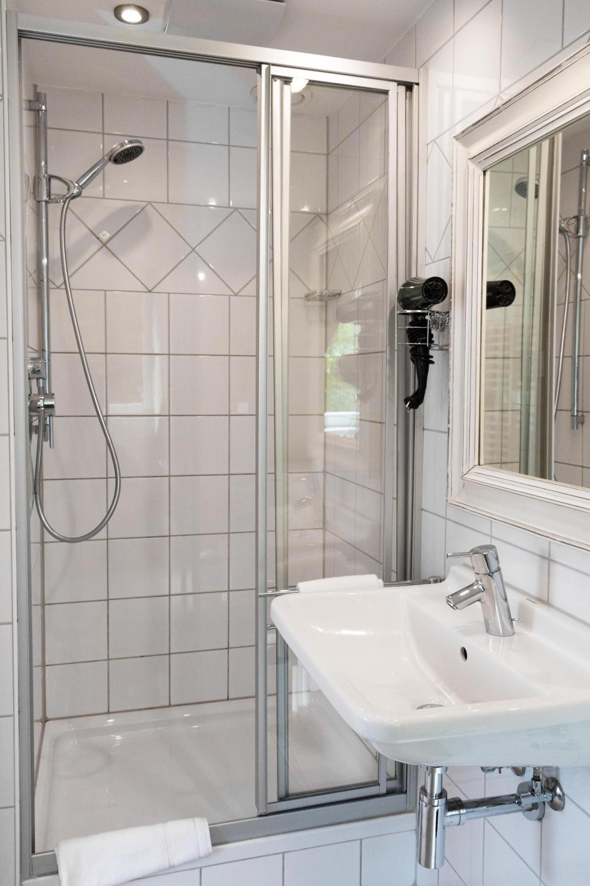 shower, free toiletries, hair dryer, towels