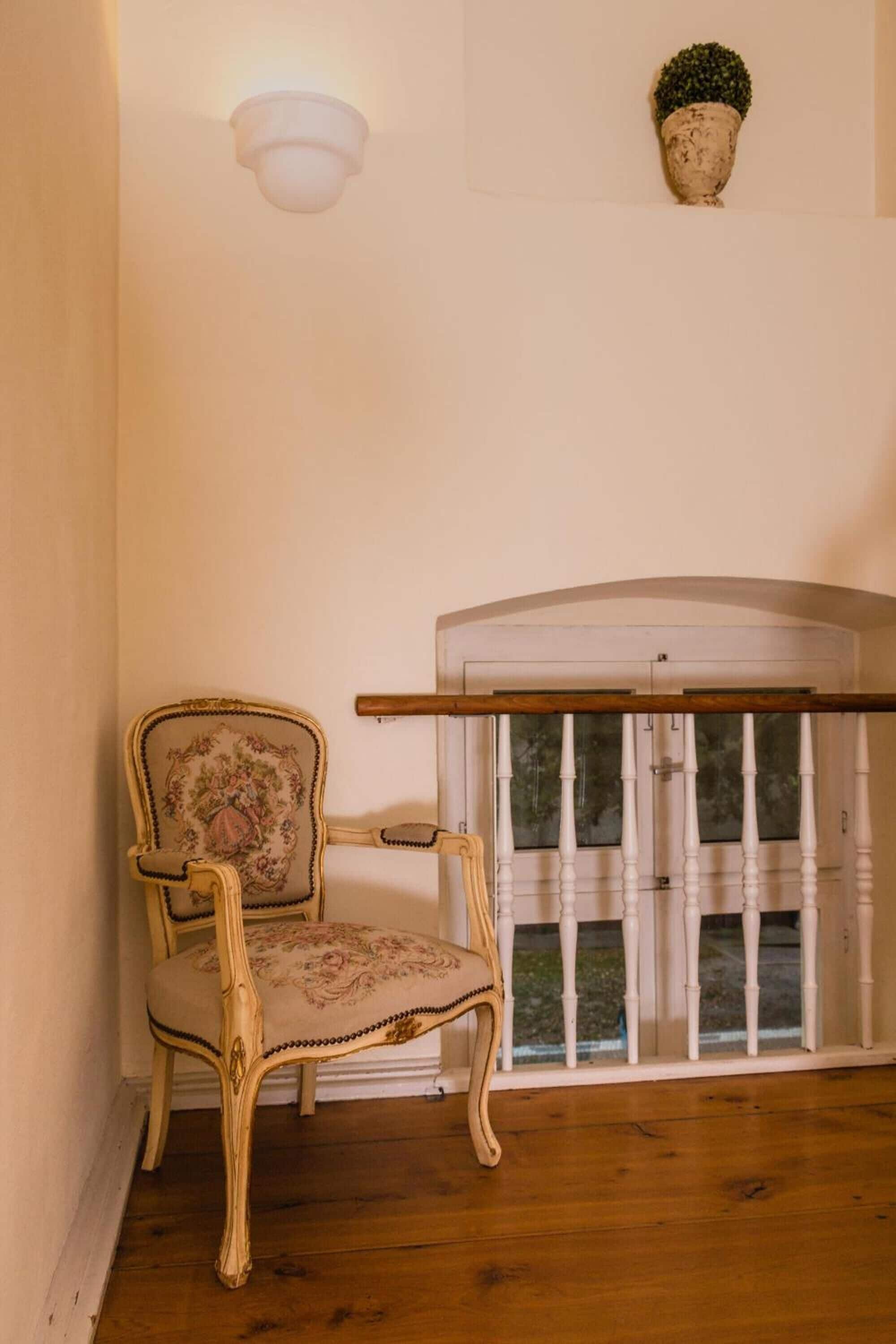 40-inch flat-screen tv with cable channels, tv