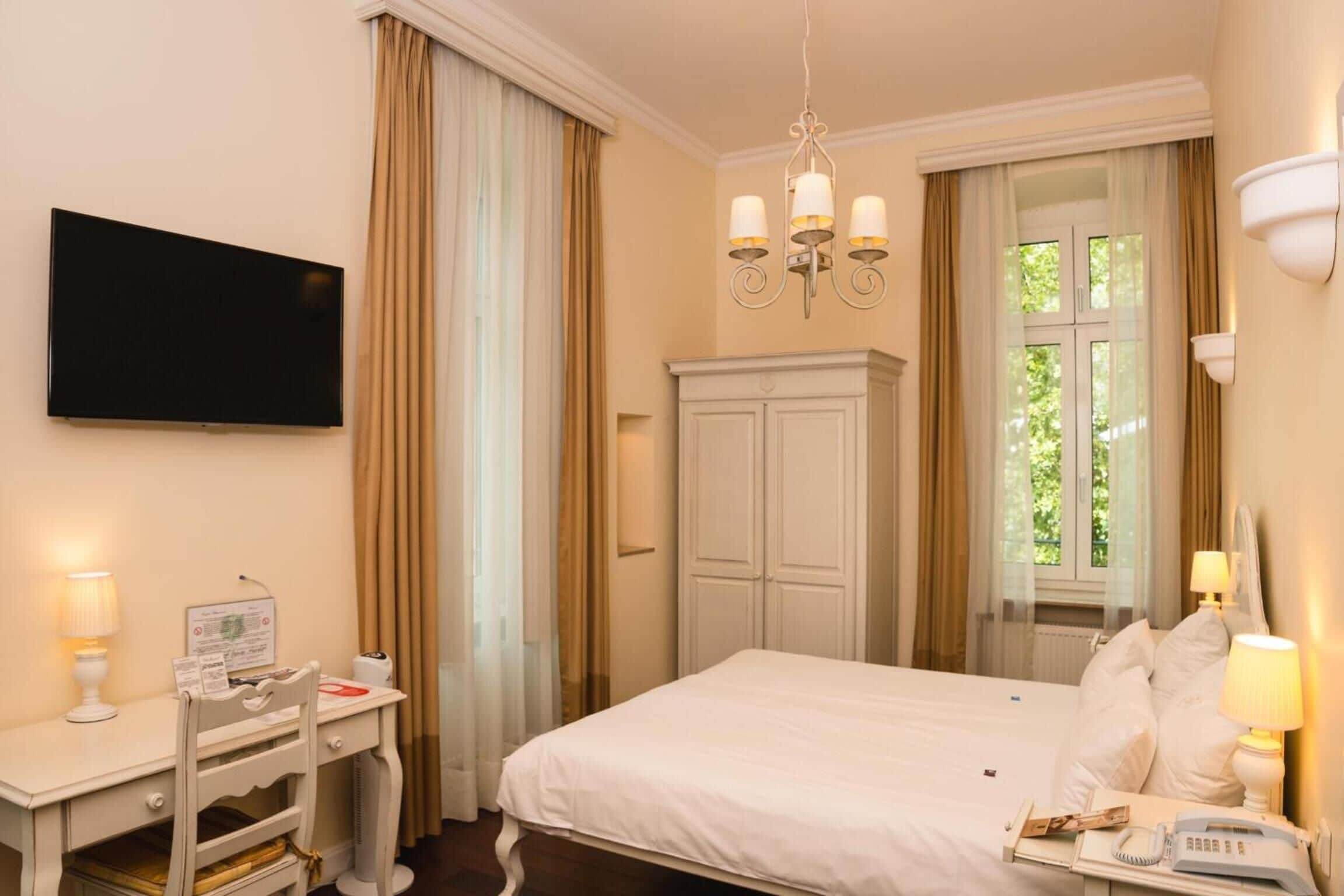 classic single room, 1 single bed | 1 bedroom, hypo-allergenic bedding, memory-foam beds, in-room safe