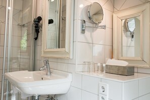 Buồng tắm vòi sen, đồ dùng nhà tắm miễn phí, máy sấy tóc, khăn tắm 