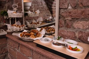 Bữa sáng buffet hàng ngày (18 EUR/mỗi người) 