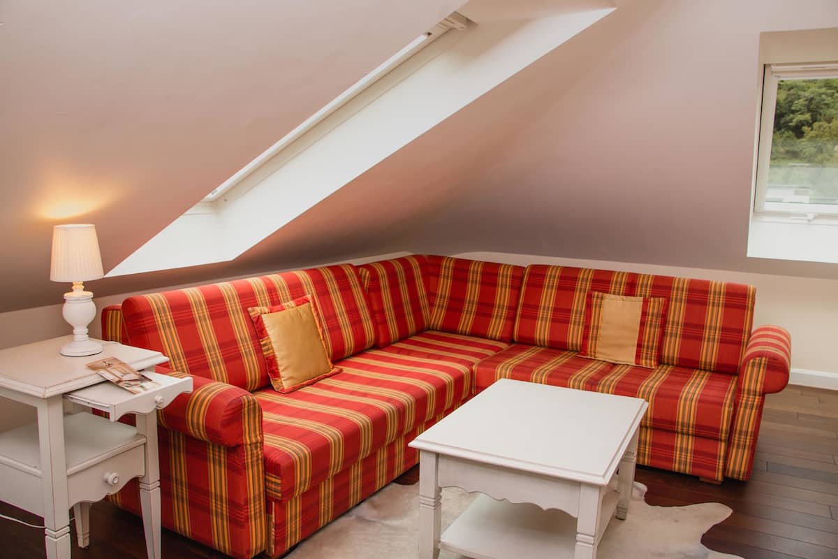 Suite Junior, 1 letto matrimoniale con divano letto | 1 camera, biancheria da letto ipoallergenica, materassi in memory foam
