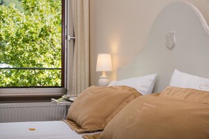 Hypo-allergenic bedding, memory-foam beds, in-room safe, desk