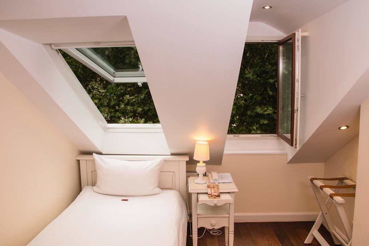Classic Single Room, 1 Twin Bed, Non Smoking | Living area | 40-inch flat-screen TV with cable channels, TV