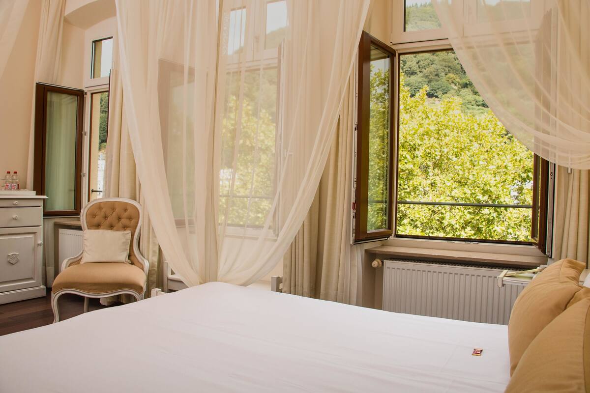 Hypo-allergenic bedding available, memory foam beds, in-room safe