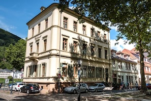 A multi-story building with a classic architectural style, featuring a prominent entrance and a balcony. - Hotel Villa Marstall (Heidelberg)