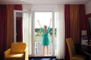 Ropa de cama hipoalergénica y caja de seguridad en la habitación