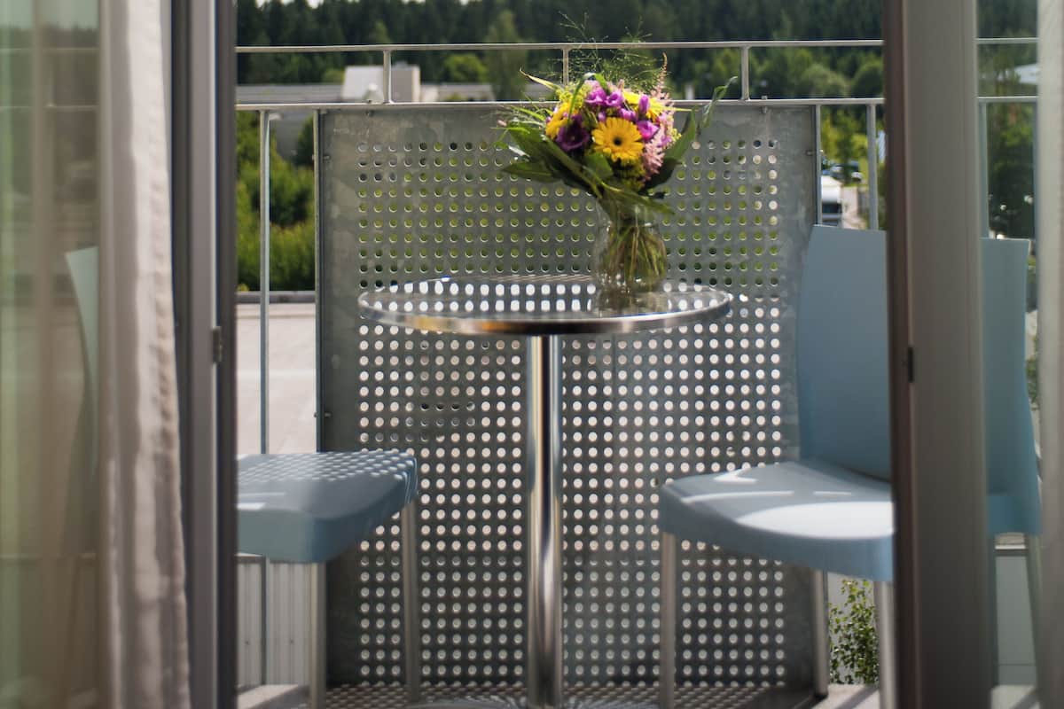 Hypo-allergenic bedding, in-room safe, desk, laptop workspace