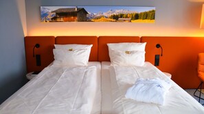 Roupas de cama antialérgicas, cofres nos quartos, escrivaninha