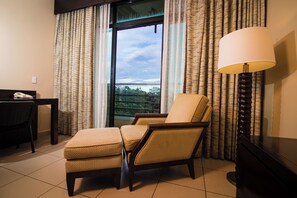 Safe på rommet, skrivebord og skrivebord for bærbar PC