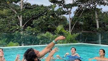 2 udendørs pools, parasoller, liggestole