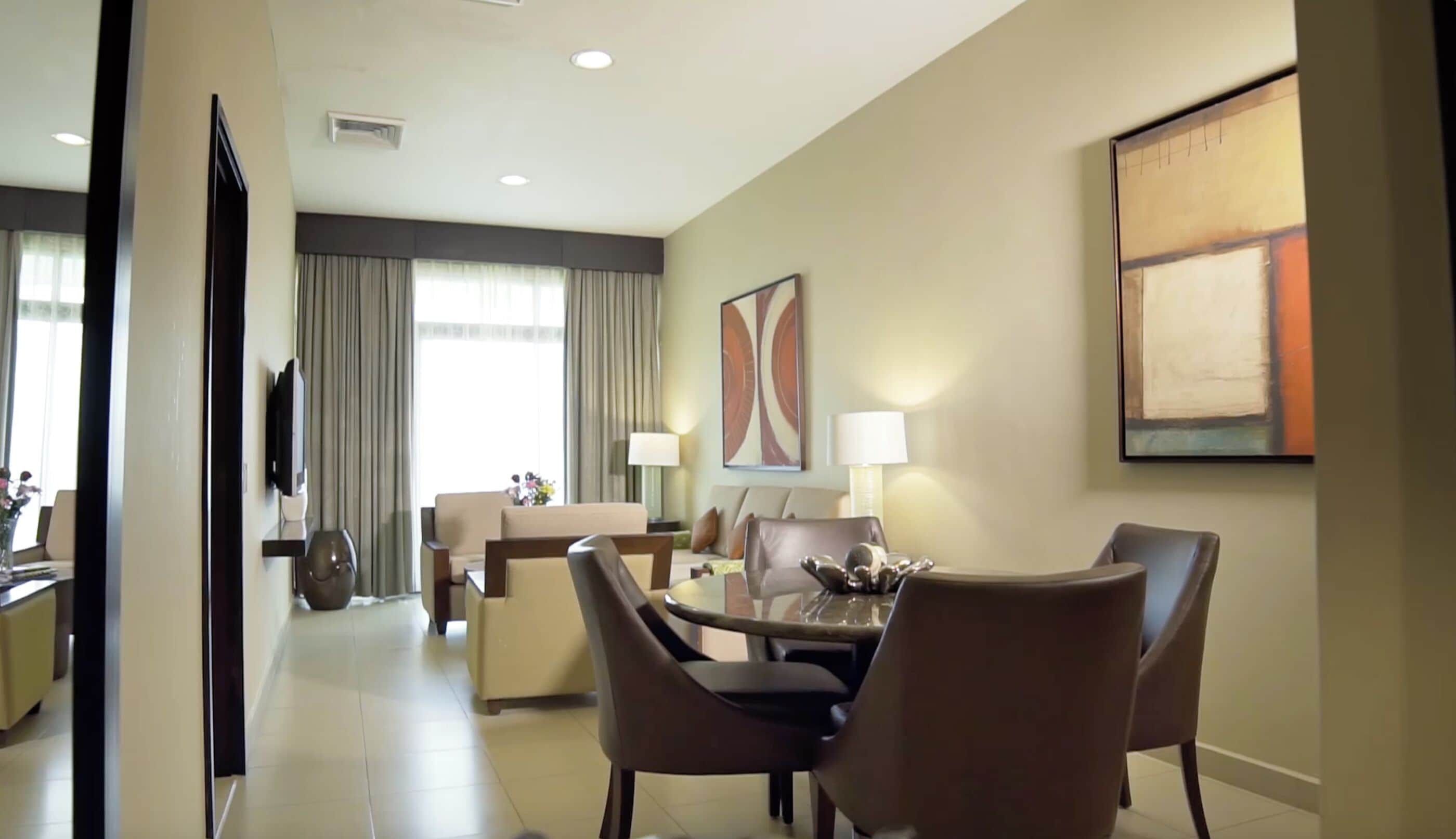 Suite Affaires | Coffre-fort, bureau, espace de travail pour ordinateurs portables