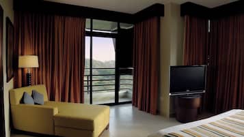Presidential Suite | In-room safe, desk, laptop workspace, blackout drapes