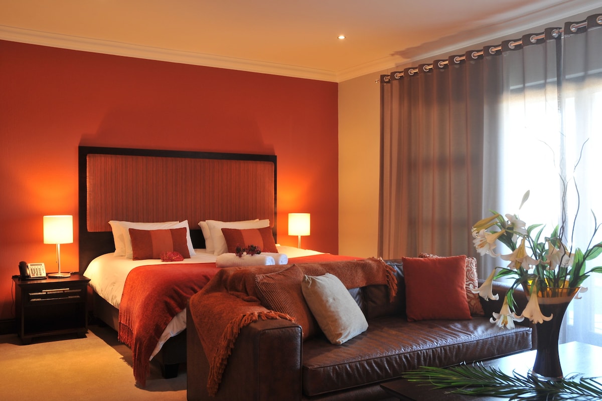 Standard Room | Minibar, in-room safe, desk, blackout drapes