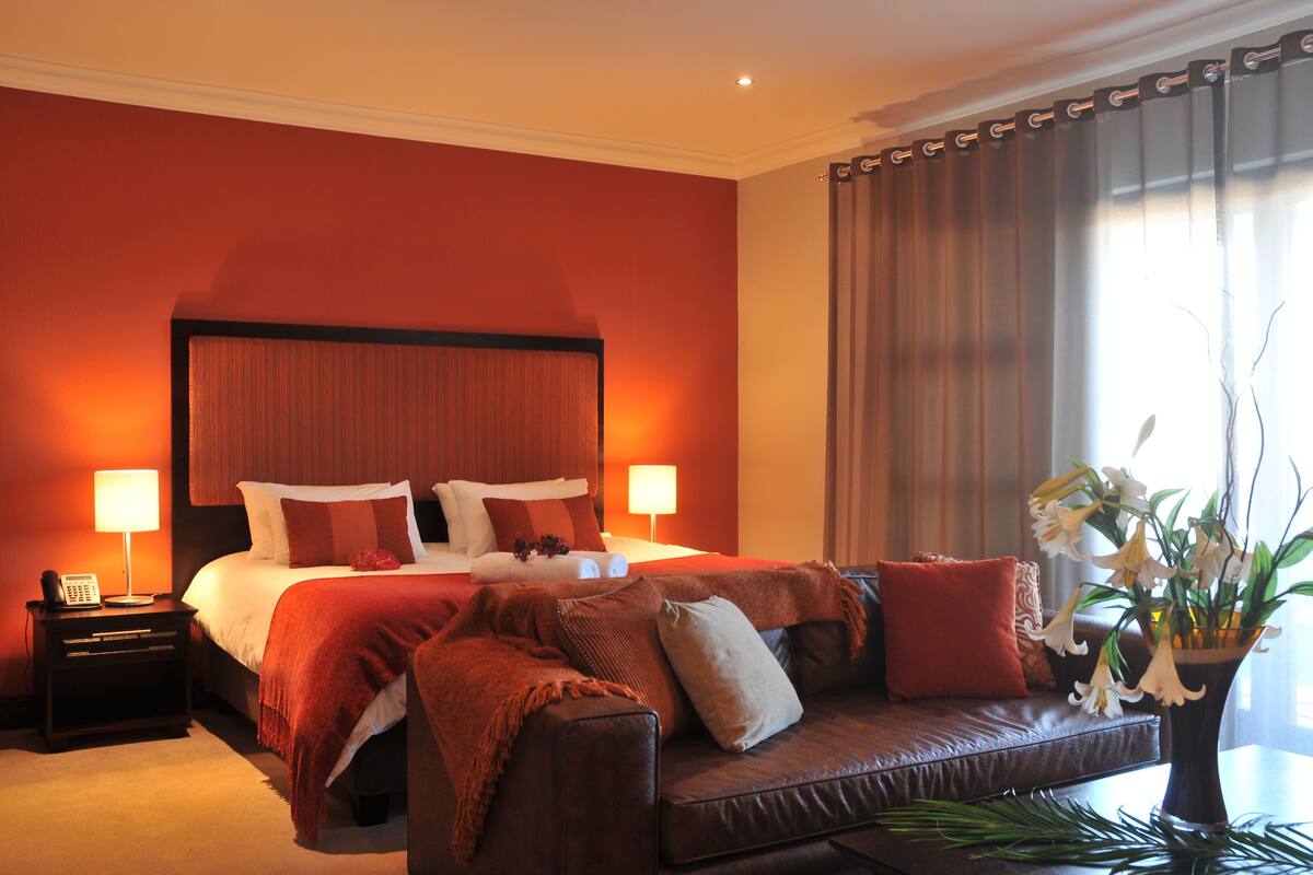 Standard Room | Minibar, in-room safe, desk, blackout drapes