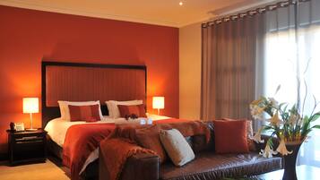 Standard Room | Minibar, in-room safe, desk, blackout drapes
