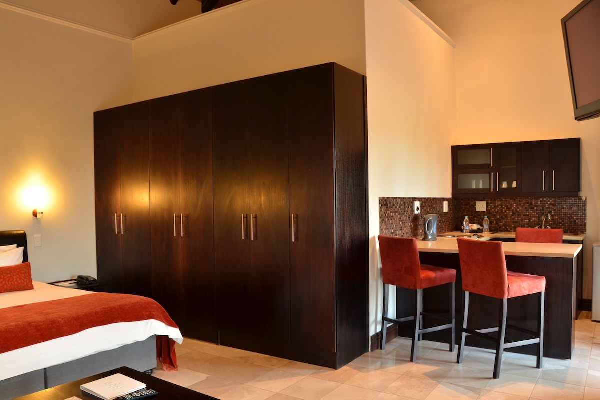 Garden Suite | Minibar, in-room safe, desk, blackout drapes