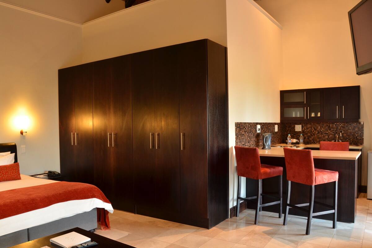 Garden Suite | Minibar, in-room safe, desk, blackout drapes