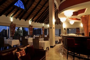 2 restaurantes; se sirve desayuno, almuerzo y cena