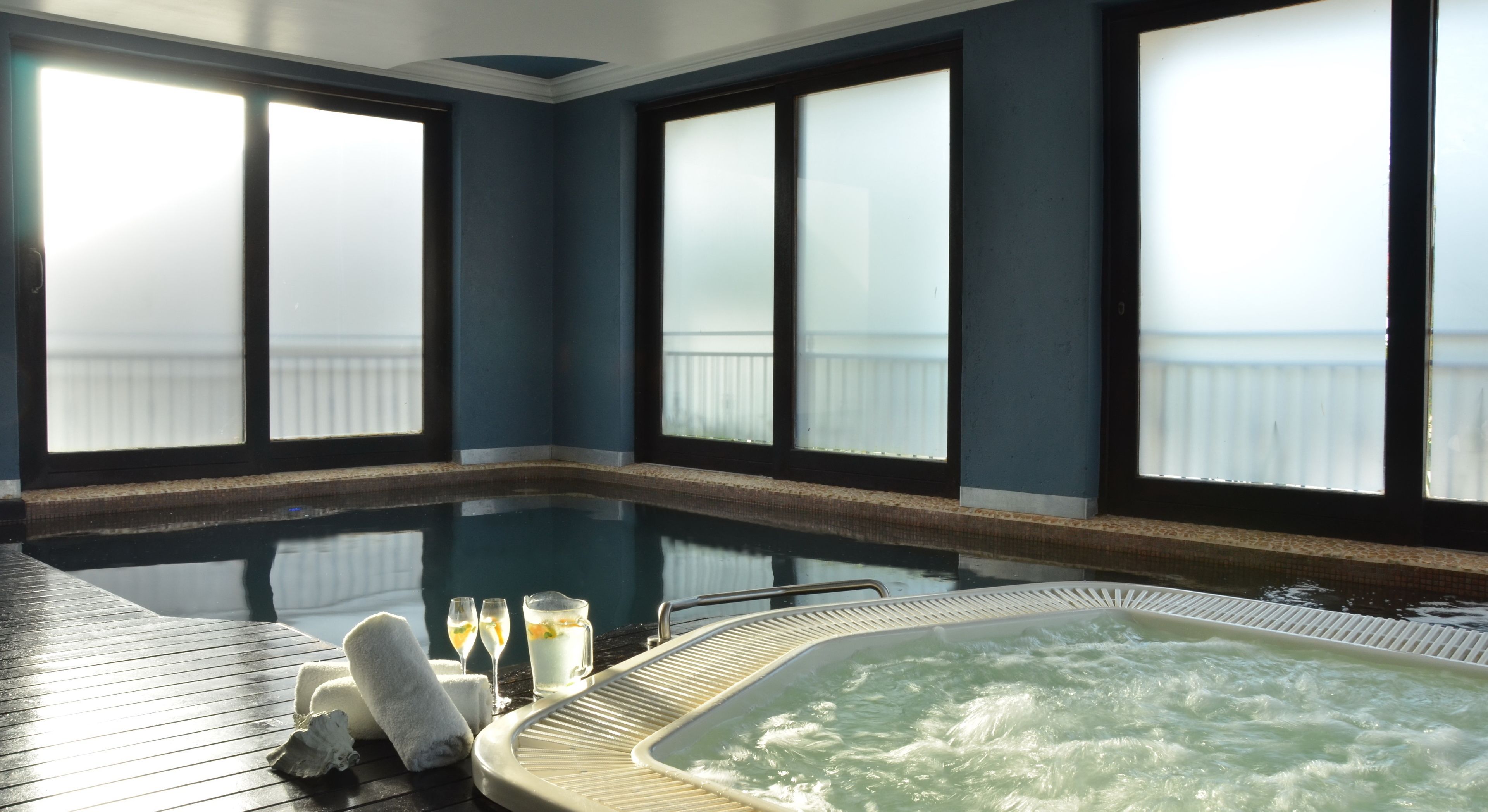 Indoor pool, 2 outdoor pools