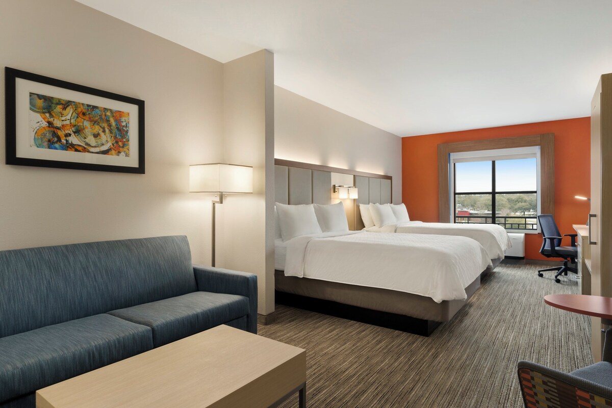 Premium bedding, in-room safe, desk, laptop workspace