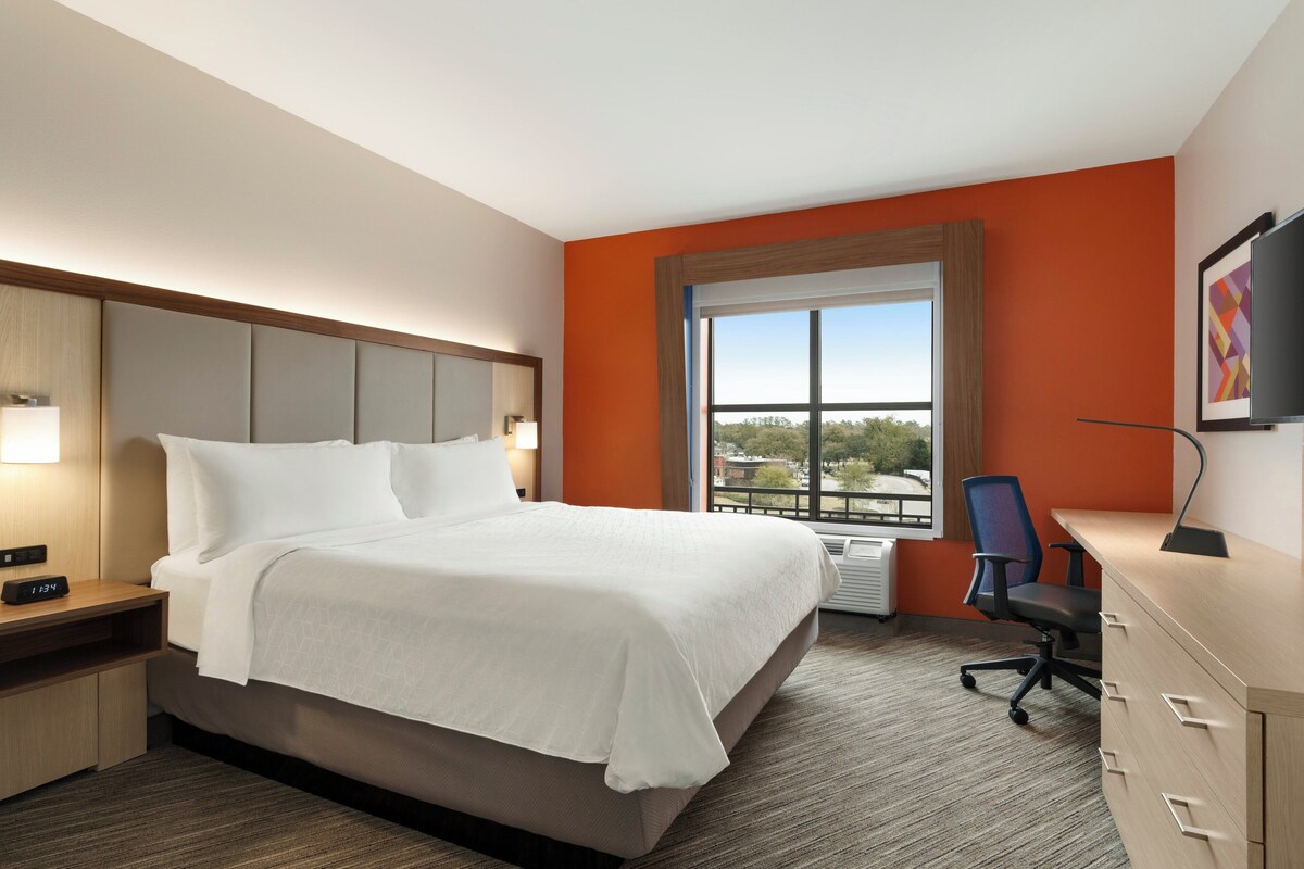 Premium bedding, in-room safe, desk, laptop workspace