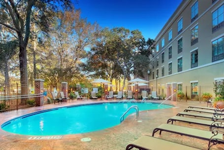 Terrace/patio. Holiday Inn Express & Suites Mt. Pleasant by IHG
