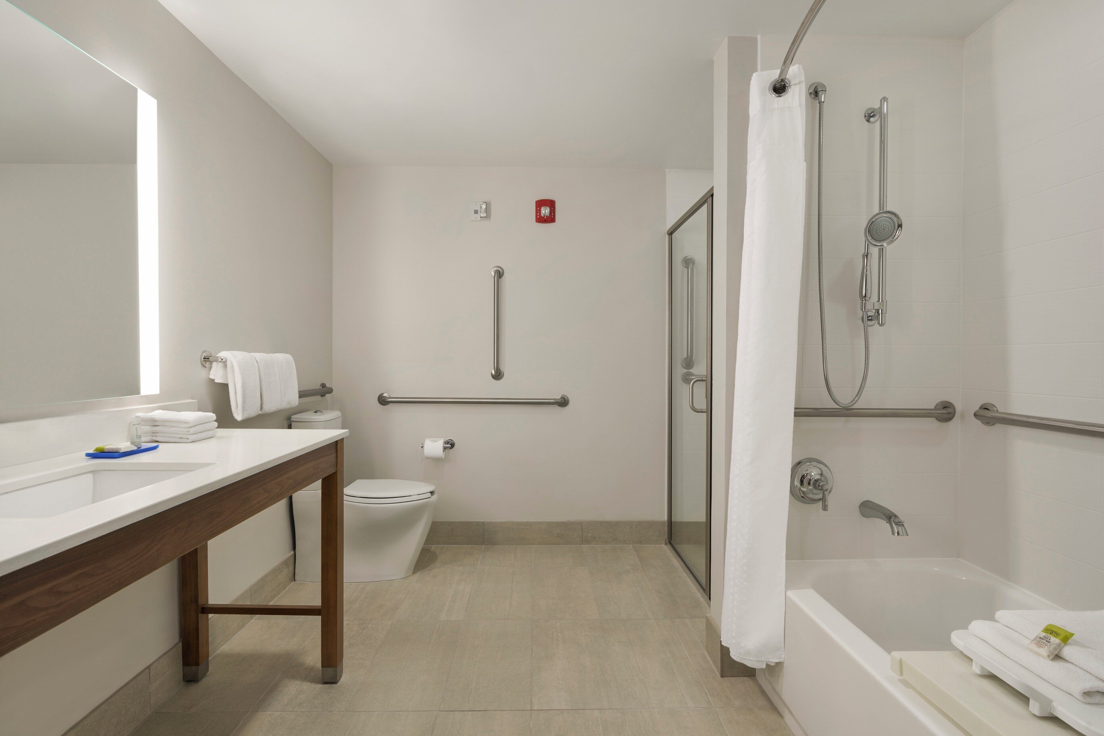 Une salle de bain moderne équipée d’une douche, de toilettes et d’un lavabo.