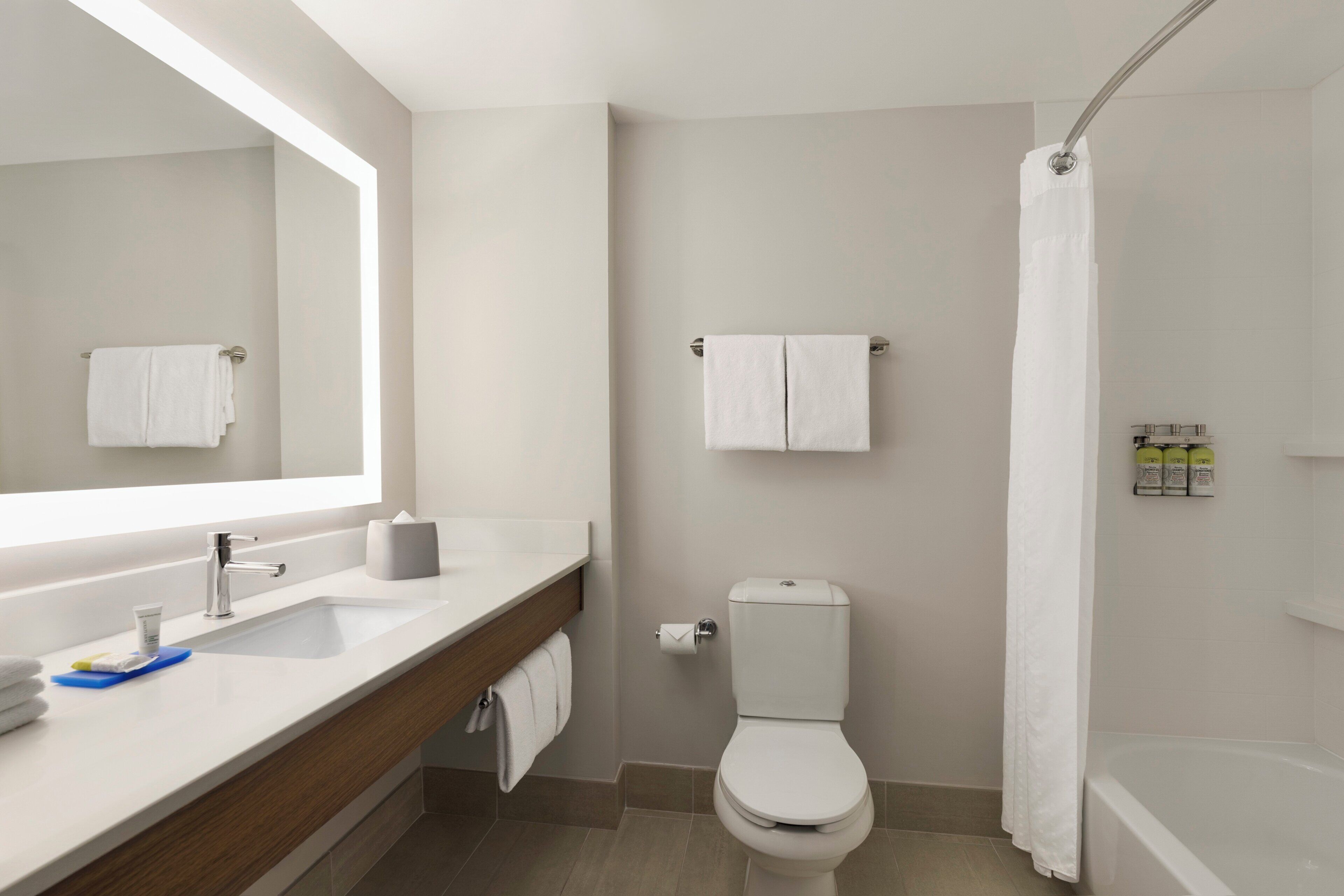 Un baño moderno con lavamanos, inodoro y bañera.