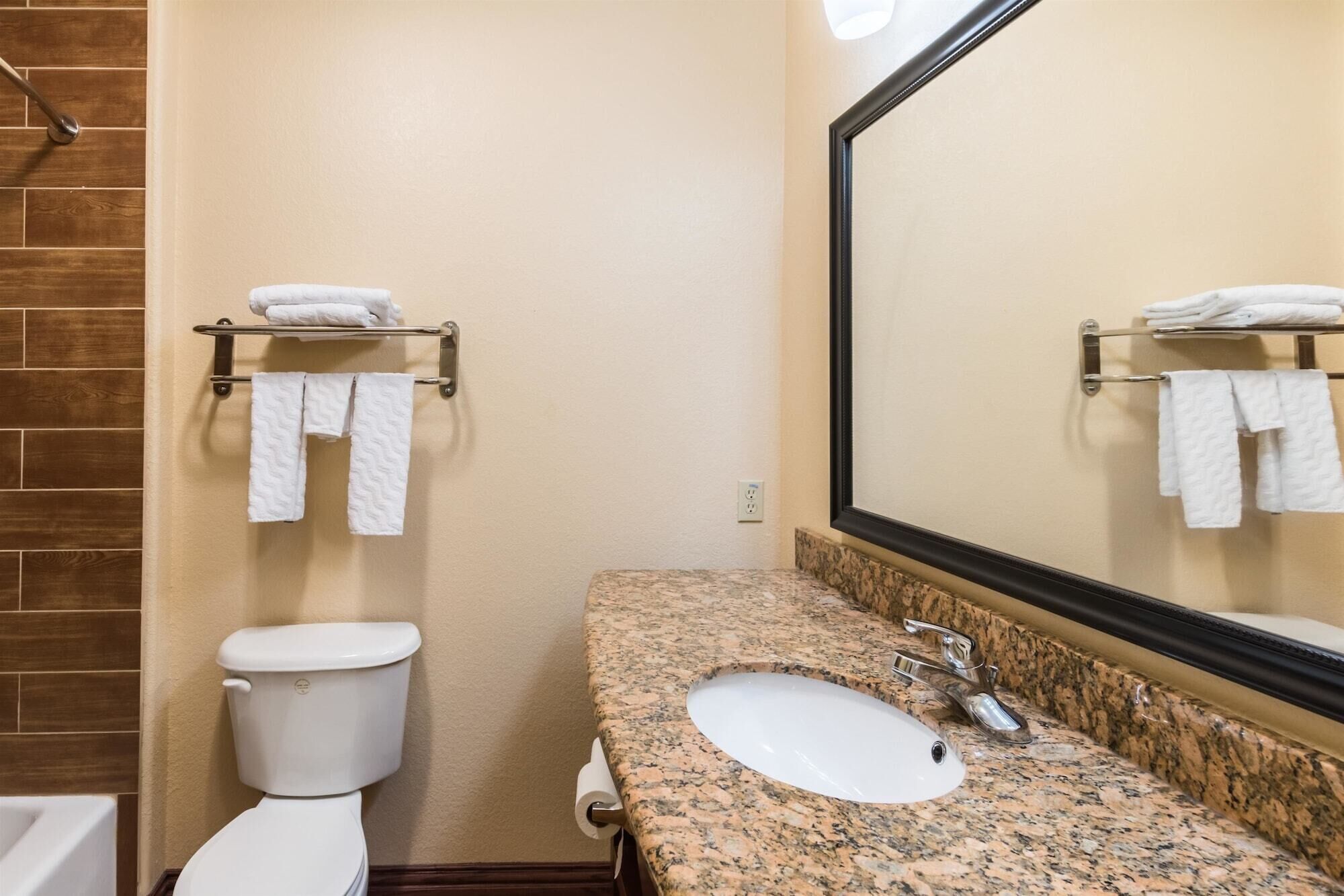 Combined shower/tub, towels