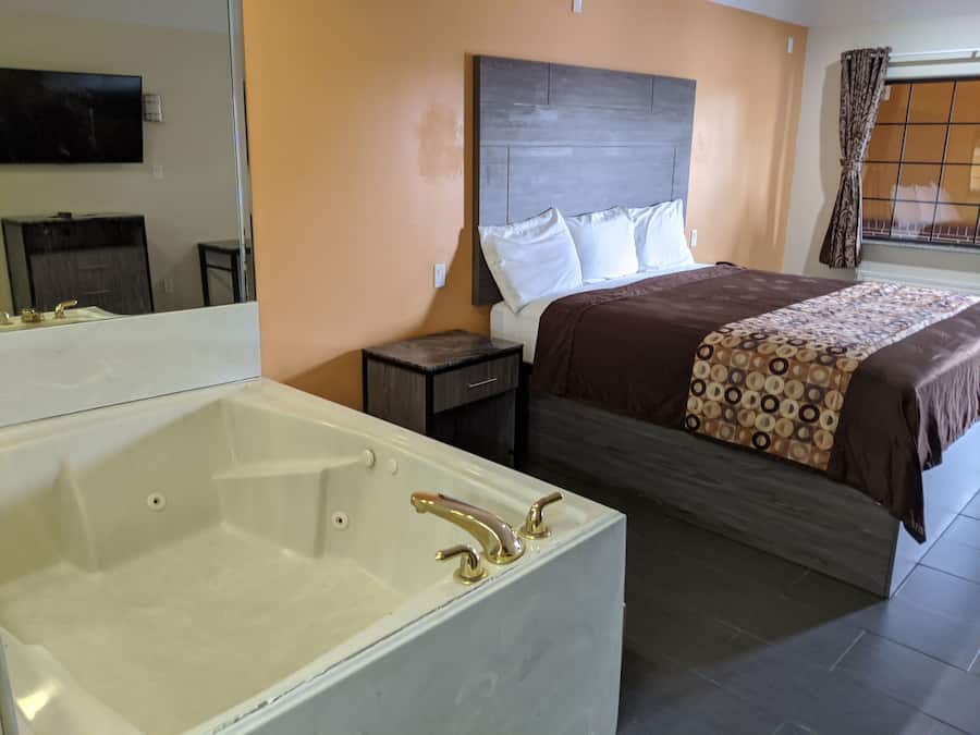 Quarto luxo | Escrivaninha, ferros/tábuas de passar roupa, Wi-Fi de cortesia