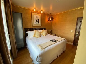 Chambre, 1 très grand lit | Literie de qualité, lit avec matelas en mousse à mémoire, décor unique