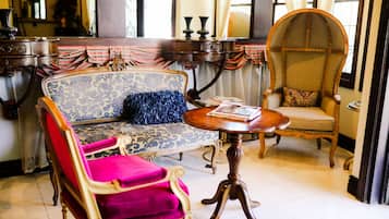 Coin salon dans le hall
