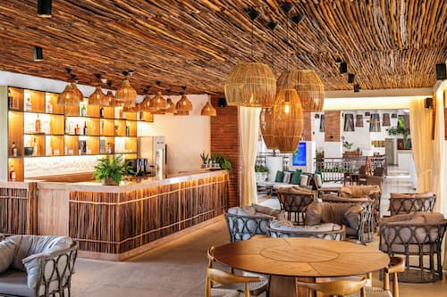 2 Bars/Lounges, Poolbar